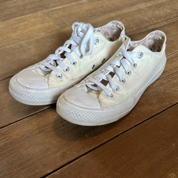 Cream colored converse sneakers size 7.5 women’s - Picture 1 of 7